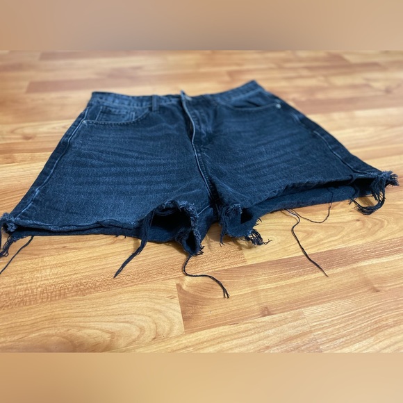 Shorts - Picture 3 of 6